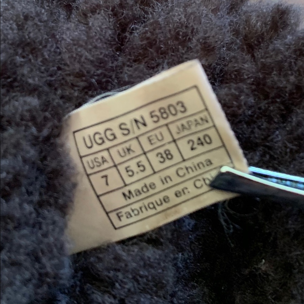 *SOLD* UGG Bailey button short - Picture 8 of 12